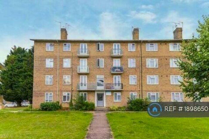 1 Bedroom Flat To Rent In Grove Avenue, Pinner, HA5