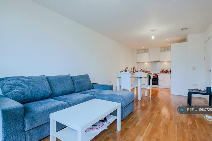 2 Bedroom Flat To Rent In Sculpture House, London, E1