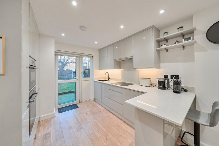 2 Bedroom Flat For Sale In Hazel Way, London, SE1