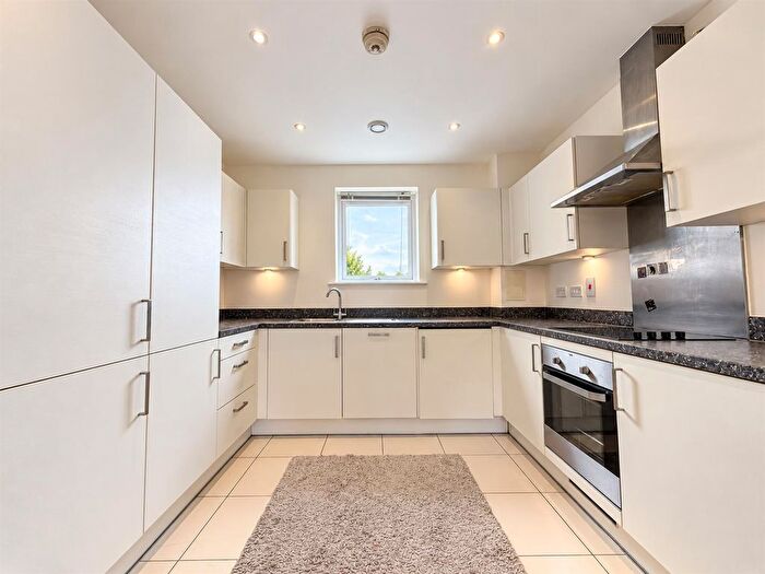 1 Bedroom Flat To Rent In Fairlands Court, Hunting Place, Heston, TW5