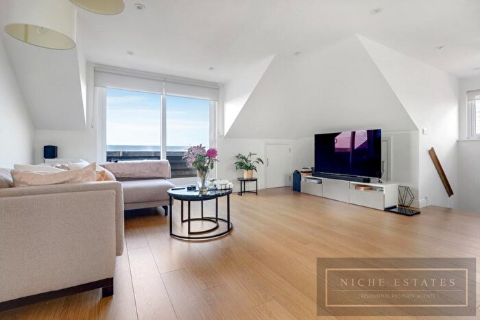 2 Bedroom Duplex To Rent In Nether Street, Finchley Central, London, - Communal Gardens, N3