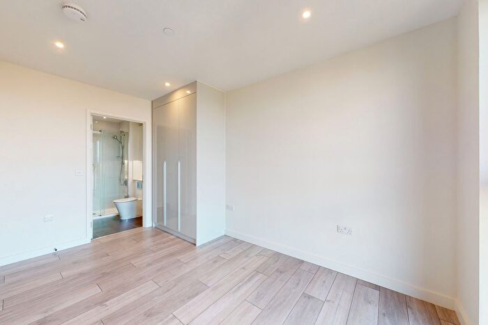 3 Bedroom Flat To Rent In New Kent Road, London, SE1