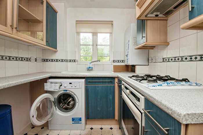 2 Bedroom Flat For Sale In Lewis Crescent, Exeter, EX2