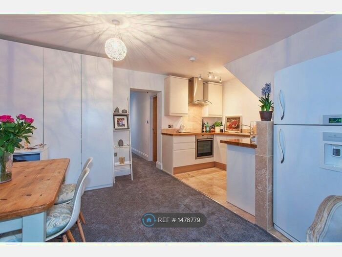 2 Bedroom Flat To Rent In Station Road, Twyford, RG10
