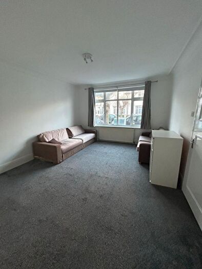 2 Bedroom Flat To Rent In Gainsborough Gardens, London, NW11