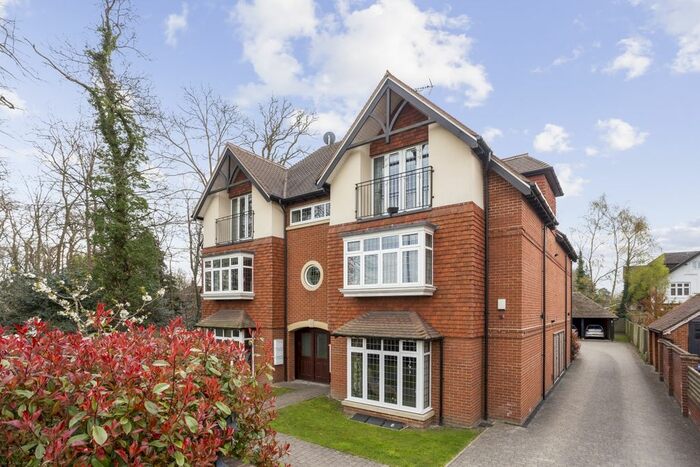 2 Bedroom Flat To Rent In Parvis Road, West Byfleet, KT14