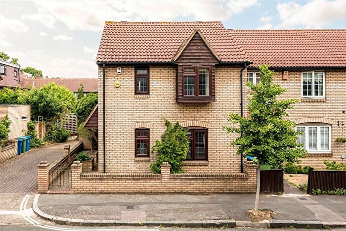 3 Bedroom Semi-Detached House For Sale In Simms Road, London Bridge, SE1