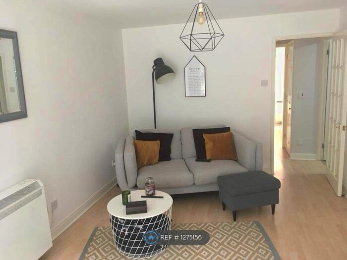 1 Bedroom Flat To Rent In Masefield Gardens, Crowthorn RG45