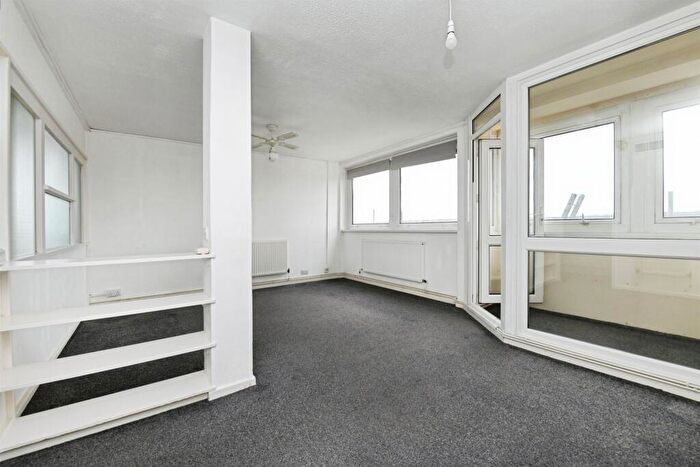 2 Bedroom Flat For Sale In Mansell Close, Leigh-On-Sea, SS9