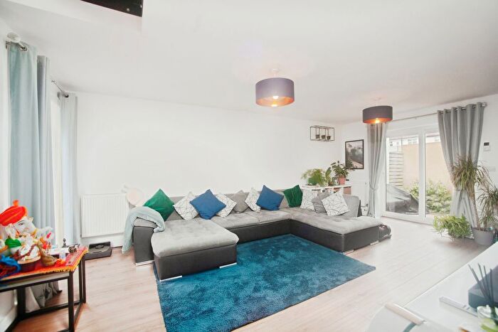 2 Bedroom End Of Terrace House For Sale In Queens Road, Croydon, Surrey, CR0