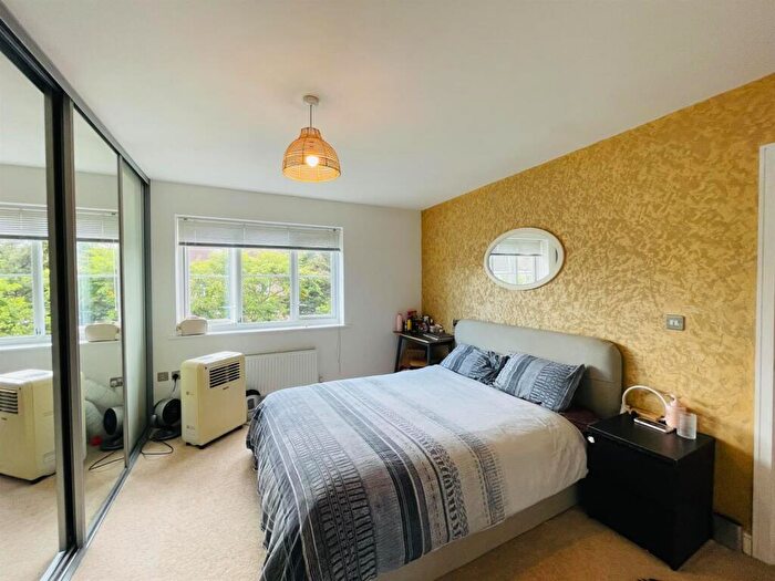 5 Bedroom Detached House To Rent In Bedroom Detached House, Lindale Close, Ilford - £ Pcm, IG4