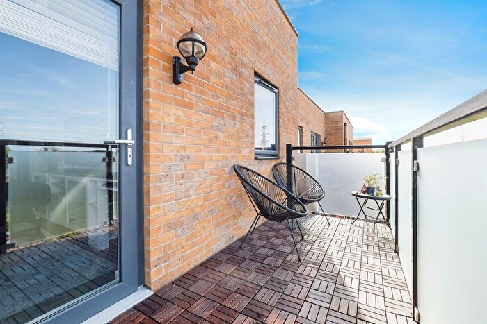 2 Bedroom Flat For Sale In Heriot Road, Rainham, RM13