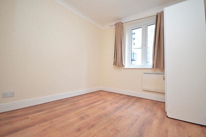 2 Bedroom Flat To Rent In Peninsula Court, Canary Wharf, E14