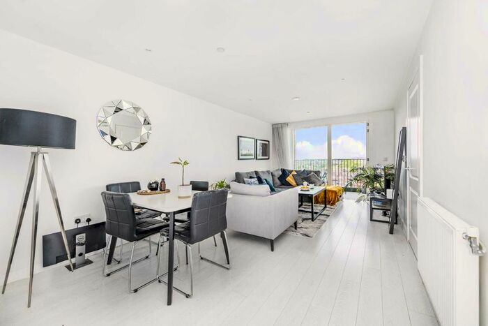 2 Bedroom Flat To Rent In Atkins Square, London, E8