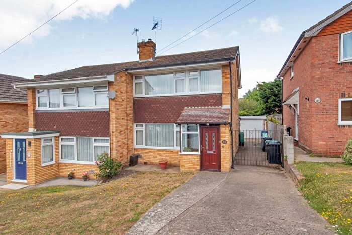 3 Bedroom Semi-detached House For Sale In Lyndhurst Way, Istead Rise, Gravesend, DA13