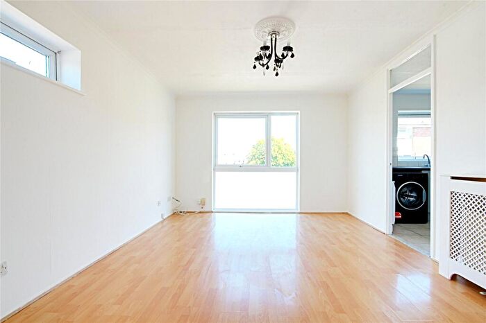 2 Bedroom Flat To Rent In Clyfton Close, Broxbourne, Hertfordshire, EN10