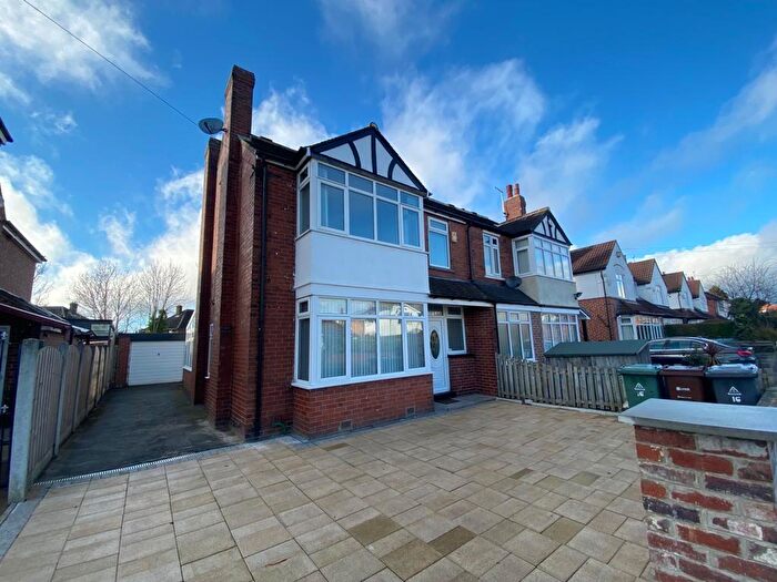 4 Bedroom House To Rent In Moor Grange View, Leeds, LS16