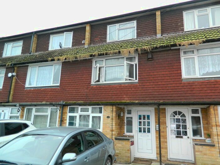 3 Bedroom Town House To Rent In Marshall Close, Hounslow, TW4
