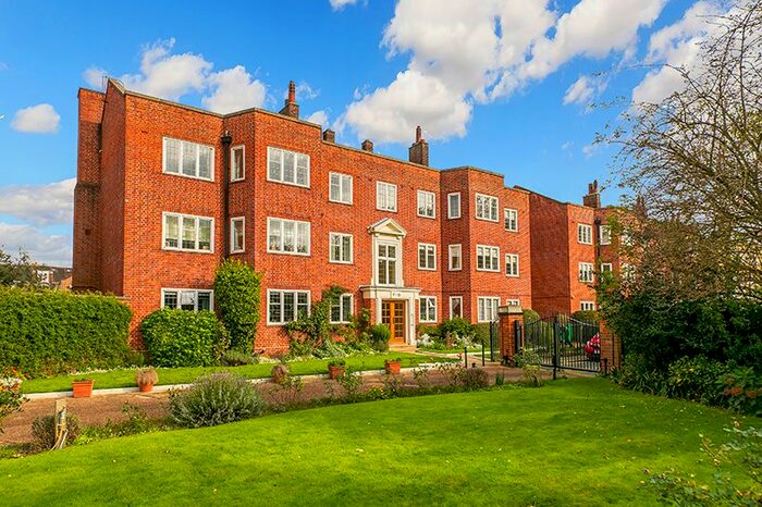 3 Bedroom Flat To Rent In The Little Green, Richmond, TW9