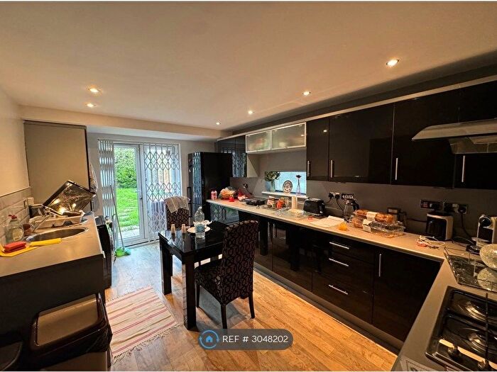 5 Bedroom Semi-Detached House To Rent In Darley Avenue, Manchester, M21