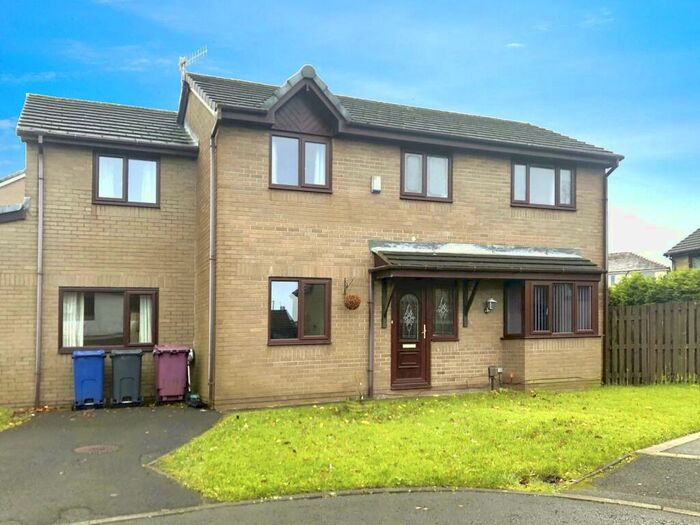 4 Bedroom Detached House To Rent In Vandyck Avenue, Burnley, Lancashire, BB11