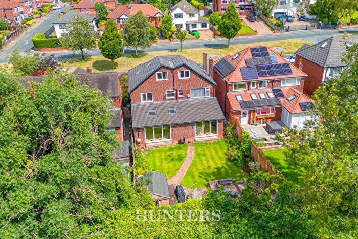 8 Bedroom Detached House For Sale In Mainway, Alkrington, M24