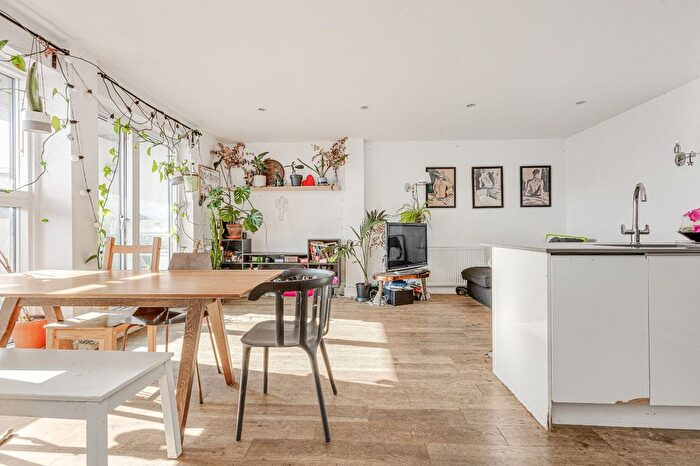 3 Bedroom Flat For Sale In Carpenters Place, Clapham North, SW4
