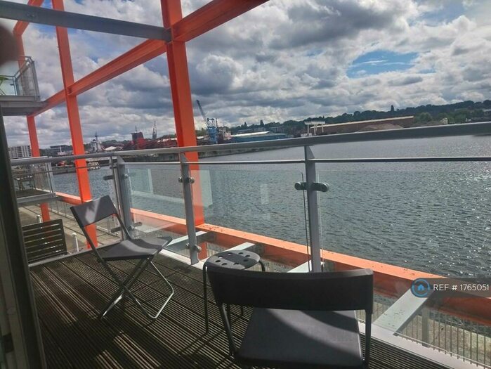 2 Bedroom Flat To Rent In Watersmeet, Chatham, ME4