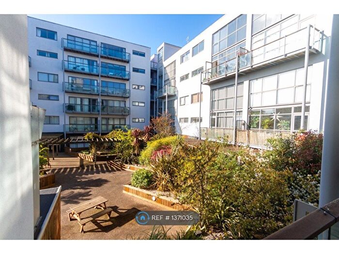 2 Bedroom Flat To Rent In Crown Place, London, SE16