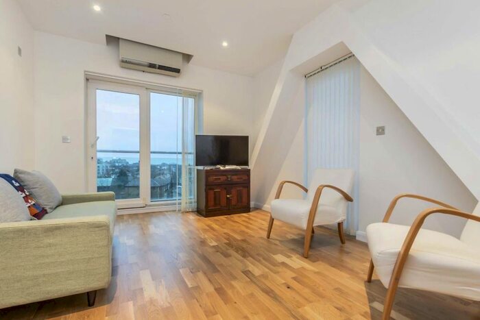 2 Bedroom Flat To Rent In Uxbridge Road, London W5