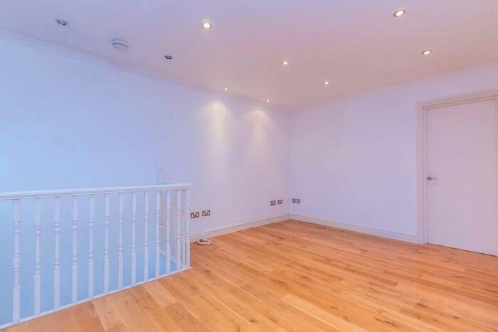 1 Bedroom Flat To Rent In Goldhawk Road, London, W12