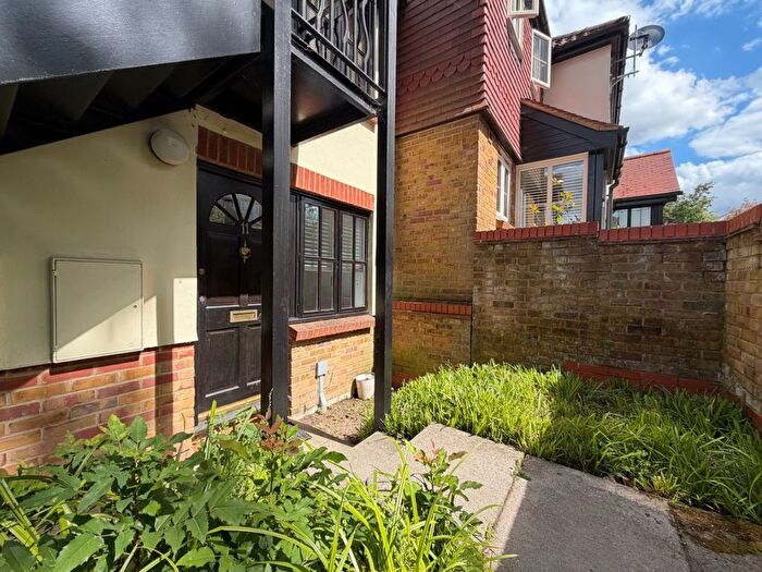 Studio For Sale In Cravells Road, Harpenden, AL5