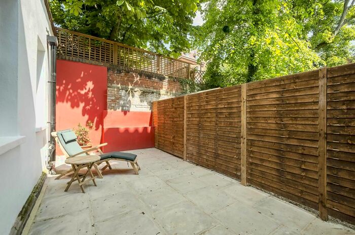 3 Bedroom Flat To Rent In Tamworth Street, London, SW6