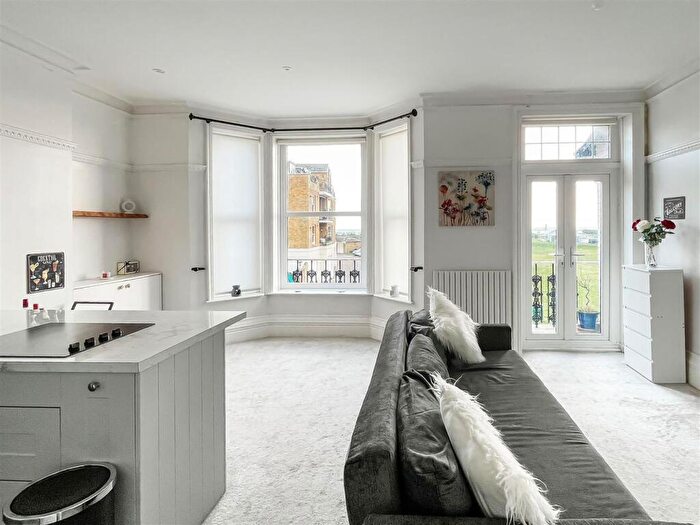 1 Bedroom Apartment For Sale In South Terrace, Littlehampton, BN17