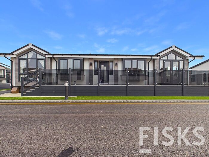 2 Bedroom Park Home For Sale In Cliffs Drive, Canvey Island, SS8