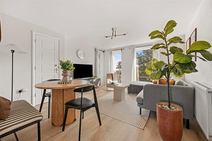 2 Bedroom Flat For Sale In Hengrove Way, Bristol, BS4