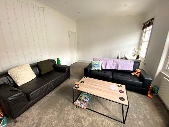 3 Bedroom Flat To Rent In Gilbey Road, London, SW17