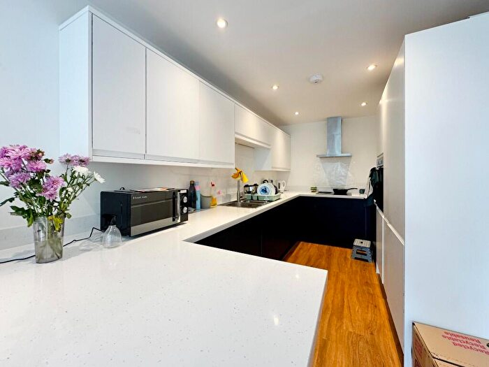 2 Bedroom Flat To Rent In - St Albans Avenue, Queens Park, Bournemouth, BH8