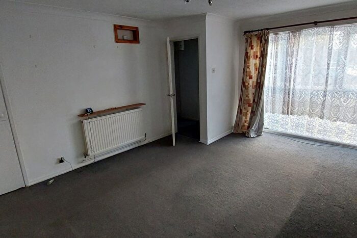 3 Bedroom End Terrace House For Sale In Pinewood Park, Farnborough, GU14