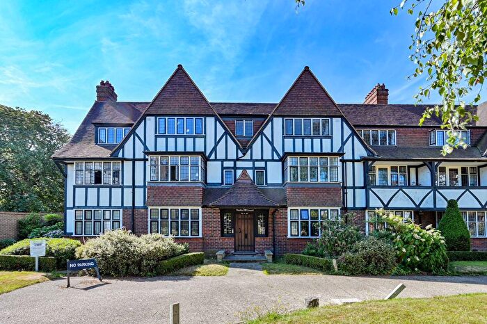 3 Bedroom Flat To Rent In Queens Drive, West Acton, London, W3