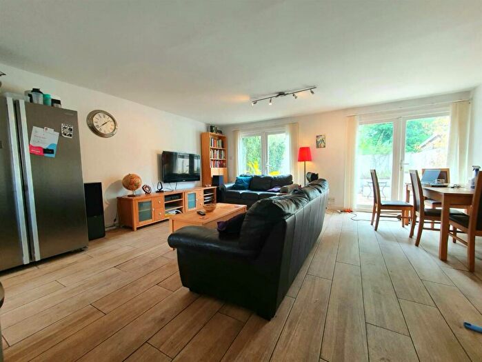 3 Bedroom Semi-Detached House To Rent In Bedford Hill Balham London, SW12