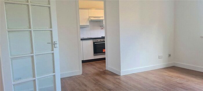 2 Bedroom Flat To Rent In Blackdown Close, London, N2
