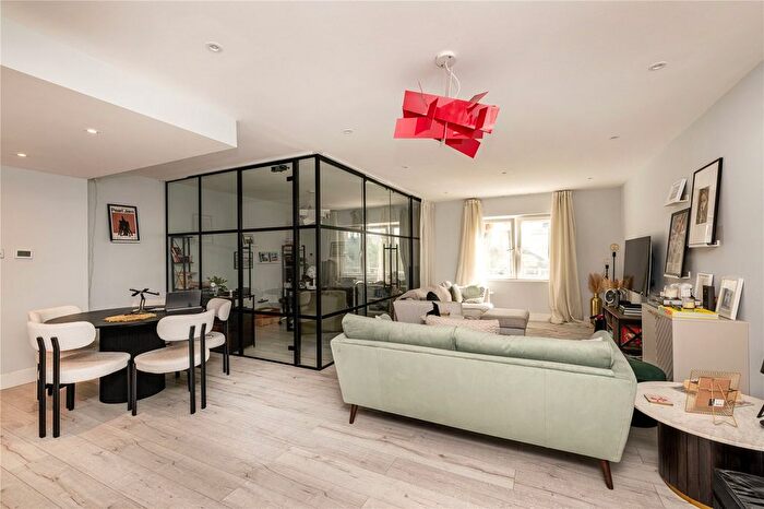 2 Bedroom Flat For Sale In Hereford Road, Notting Hill, London, W2