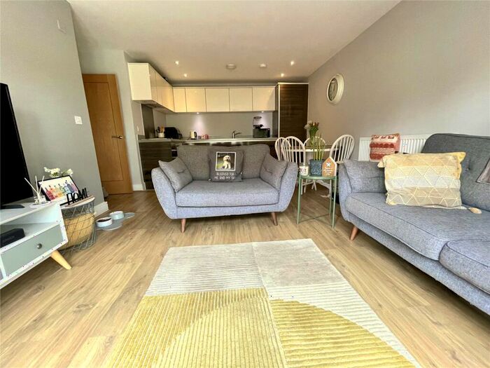 2 Bedroom Flat For Sale In Honington Mews, Farnborough, Hampshire, GU14