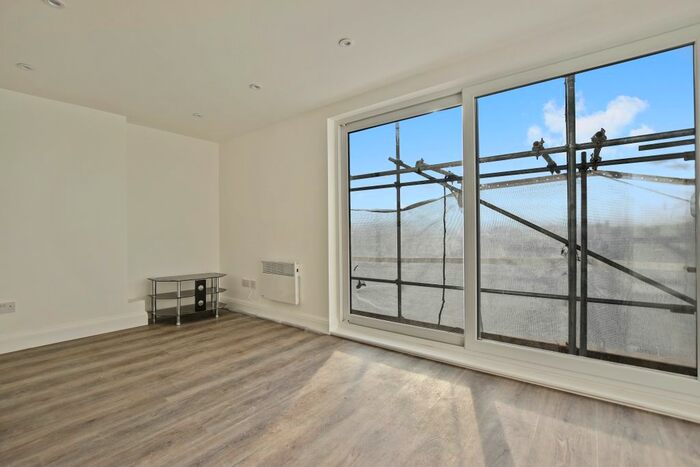 Studio To Rent In Uxbridge Road, London, W12