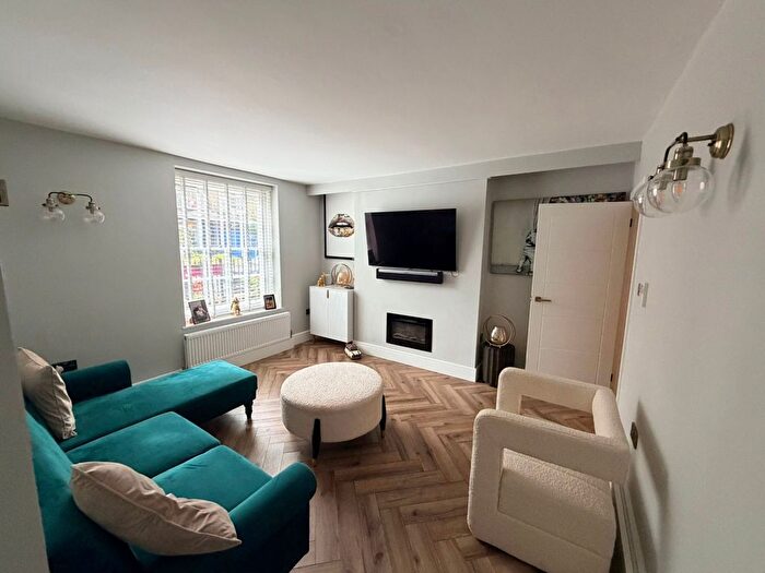 1 Bedroom Flat To Rent In Kilner House, Clayton Street, London, Greater London, SE11