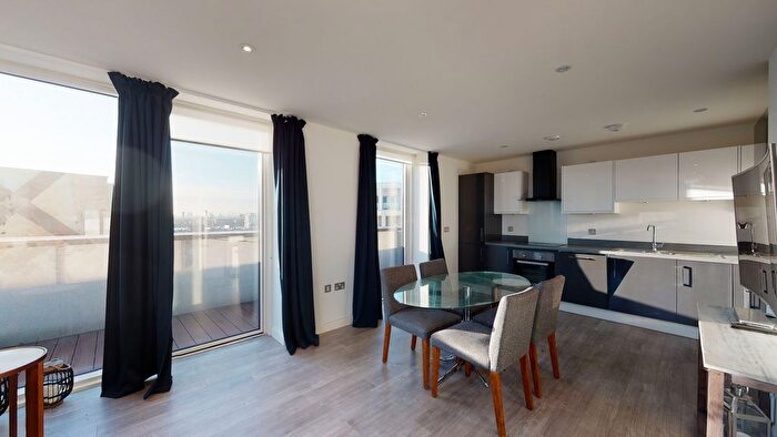 2 Bedroom Flat To Rent In Chandlers Avenue, London, SE10