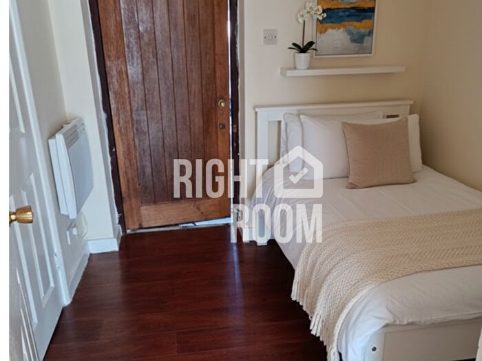 1 Bedroom Flat To Rent In One Bedroom Flat, Letcombe Court, RG1