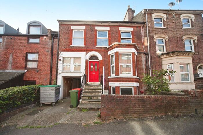 2 Bedroom Apartment For Sale In Rothesay Road, Luton, LU1