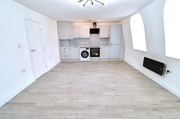 2 Bedroom Flat To Rent In Holloway Road, Islington, London, N7